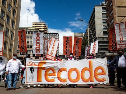 Integrantes de la Federación Colombiana de Trabajadores de la Educación (Fecode) durante una marcha, en Bogotá, el 25 de noviembre de 2021.