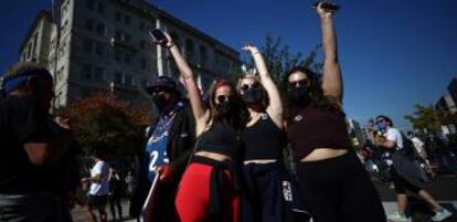 Varias personas celebran la proclamación de Joe Biden como presidente de EE UU.