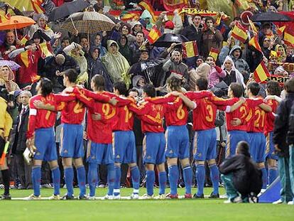 Los jugadores de la selección escuchan abrazados el himno nacional en los prolegómenos del España-Eslovaquia del pasado sábado en el estadio Calderón.