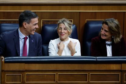 El presidente del Gobierno, Pedro Sánchez, junto a las ministras Yolanda Díaz y Teresa Ribera, el 29 de noviembre en el Congreso.