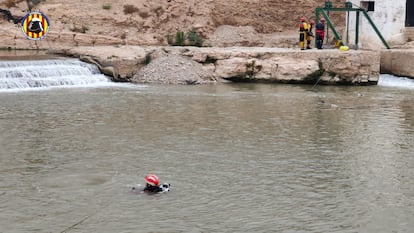 Efectivos de Bomberos y de la Policía buscan desde el domingo a un joven desaparecido cuando se bañaba en el río Turia.