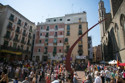 Ambient festiu al Fossar de les Moreres.