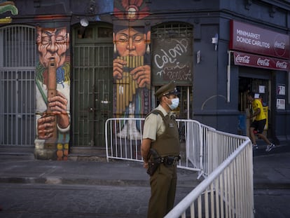 Un carabinero hace guardia en una calle en el barrio de Yungay, en Santiago (Chile).