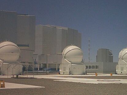 Los cuatro telescopios auxiliares y los cuatro gigantes forman el conjunto VLT en Cerro Paranal (Chile).