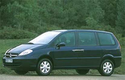 Los faros y la parrilla con los <i>chevrones</i> de Citroën en grande definen la imagen del C8. Sin embargo, el lateral con los tiradores cromados de las puertas correderas y el diseño de la zaga son más elegantes.