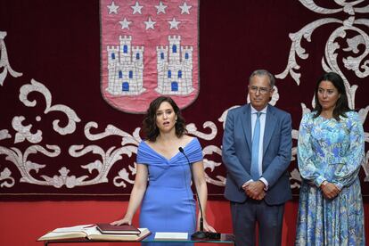 Isabel Díaz Ayuso toma posesión de su cargo, en la Real Casa de Correos, este viernes.