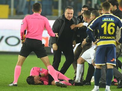 Faruk Koca, presidente del Ankaragucu, golpea al árbitro Halil Umut Meler tras tirarlo al suelo de un puñetazo.
