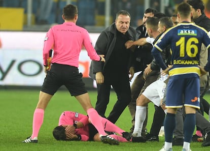Faruk Koca, presidente del Ankaragucu, golpea al árbitro Halil Umut Meler tras tirarlo al suelo de un puñetazo.