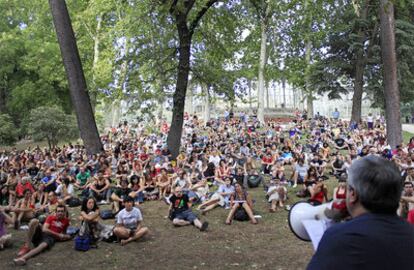 Asamblea del 15-M celebrada la tarde de ayer en el parque del Retiro, en las inmediaciones del Palacio de Cristal.