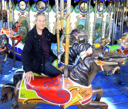 El restaurador F&eacute;lix rego en el tiovivo del Parque de Atracciones.