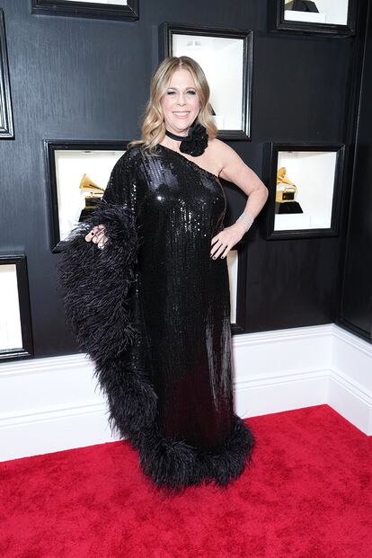 Rita Wilson, con vestido asimétrico de lentejuelas y plumas.