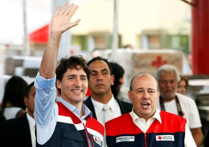 El primer ministro canadiense junto al presidente de la Cruz Roja Mexicana, Fernando Suinaga. Durante su visita a esta organización saludó a los asistentes, preparó cajas con víveres y se tomó fotografías con sus seguidores.