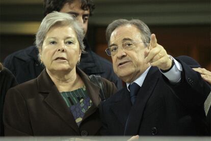 Florentino Pérez accompanied by his wife in Milan's San Siro stadium.