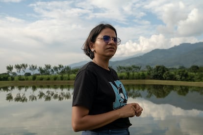 Corina Jiménez posa junto a un estanque cerca de su casa, en la vereda la Cuesta, en el municipio de Ginebra, Valle del Cauca (Colombia).