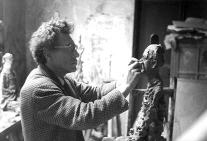 Alberto Giacometti en su atelier de Montparnasse, en Paris, fotografiado por su esposa, Annette.