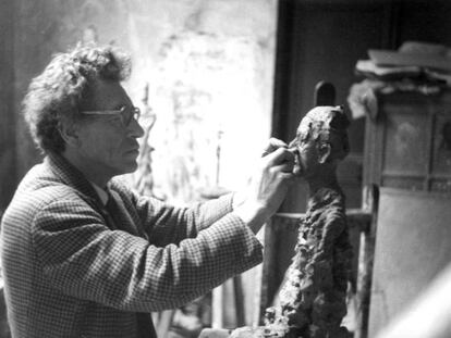 Alberto Giacometti en su atelier de Montparnasse, en Paris, fotografiado por su esposa, Annette.