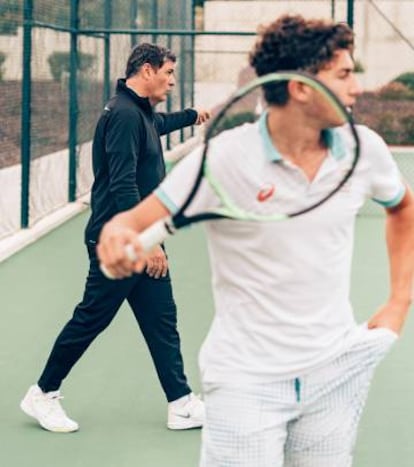 Toni Nadal, en una de las pistas de la Rafa Nadal Academy.