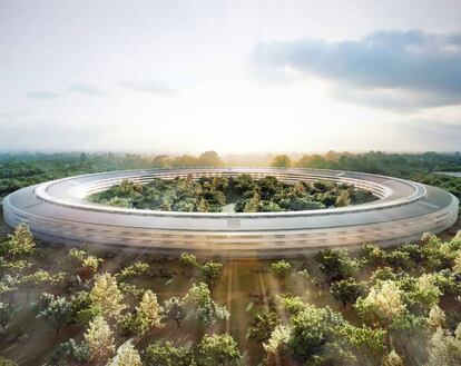 <p>Las principales empresas tecnológicas han emprendido desde hace algunos años el camino hacia la renovación de sus espacios de trabajo. El proyecto de Apple para su futuro cuartel general en Cupertino fue bautizado como "la nave espacial", por parecerse a un platillo volante. La compañía del iPod, el iPhone y el Mac albergará en esta sede como aislada del mundo a 13.000 empleados. Todo el edificio se alimentará a base de energías renovables y su techo estará cubierto por paneles solares. </p> <br> </br> <br> </br> <p> El Campus 2 de Apple es obra del estudio de Sir Norman Foster y está previsto que abra sus puertas a principios del año que viene. La idea inicial fue del fallecido fundador de la compañía de la manzana, Steve Jobs. </p>