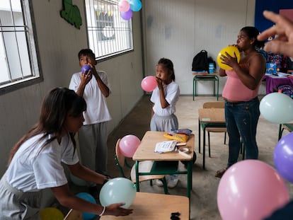 Alumnos y sus padres preparan las aulas de la escuela para la inauguración de la Unidad Educativa Don Jose María Vallejo y Mendoza, de la comuna Punta de Piedra.