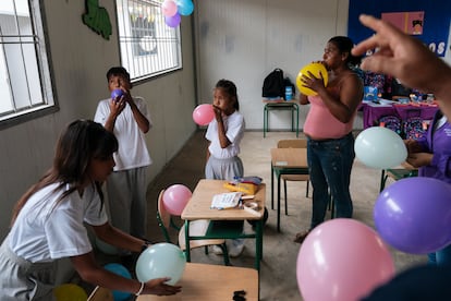 Alumnos y sus padres preparan las aulas de la escuela para la inauguración de la Unidad Educativa Don Jose María Vallejo y Mendoza, de la comuna Punta de Piedra.