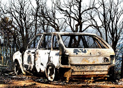 Un coche calcinado, ayer, en Maçanet de la Selva.