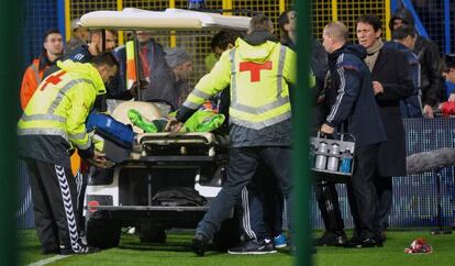 Akinfeev, en camilla tras recibir el impacto de una bengala.