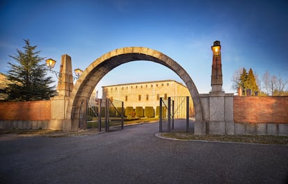 Arco de entrada de la destilería de whisky Dyc, de Beam Suntory, en Palazuelos de Eresma (Segovia).