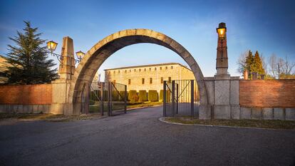 Arco de entrada de la destilería de whisky Dyc, de Beam Suntory, en Palazuelos de Eresma (Segovia).