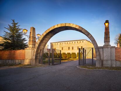 Arco de entrada de la destilería de whisky Dyc, de Beam Suntory, en Palazuelos de Eresma (Segovia).