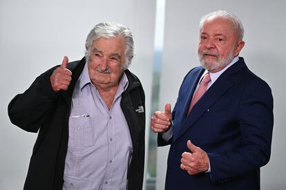 El presidente de Brasil, Luiz Inácio Lula da Silva, recibe al exmandatario uruguayo José Mujica en el palacio de Planalto en Brasilia.