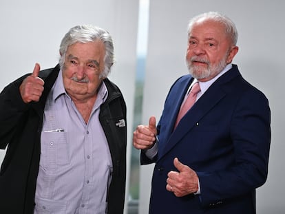 El presidente de Brasil, Luiz Inácio Lula da Silva, recibe al exmandatario uruguayo José Mujica en el palacio de Planalto en Brasilia.