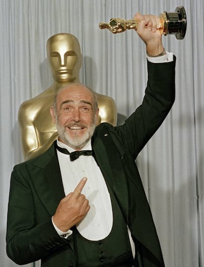 Sean Connery tras recibir el Oscar por la película 'Los intocables de Eliot Ness', en 1988.