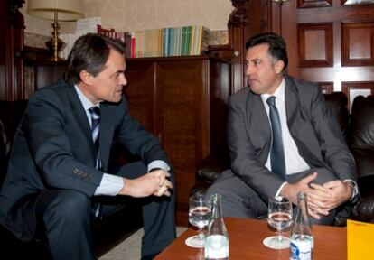 El candidato de CiU a la presidencia de la Generalitat, Artur Mas, a la izquierda, conversa con el líder de ERC, Joan Puigcercós, en la reunión que han mantenido esta mañana.