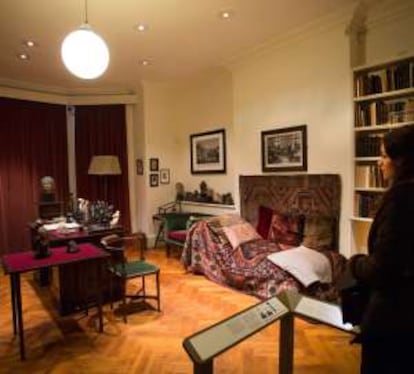 El diván de Sigmund Freud, padre del psicoanálisis, en su casa museo en Londres.