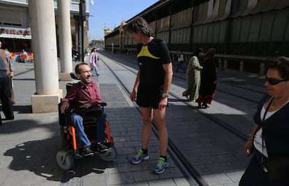 Pablo Echenique se ha convertido en muy poco tiempo en un personaje muy popular en Zaragoza. Dando un paseo con él es fácil que le paren varias personas para preguntarle acerca de política.