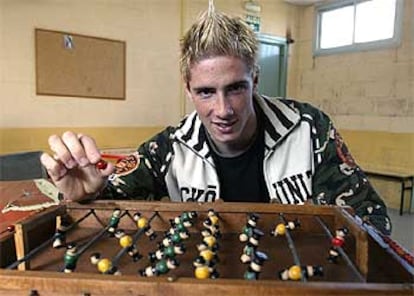 Fernando Torres, dominando el campo.