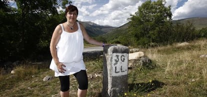 Silivia Orriols, alcaldesa de Llivia, junto al l&iacute;mite territorial del pueblo. 