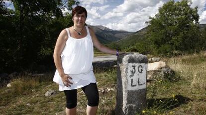 Silivia Orriols, alcaldesa de Llivia, junto al l&iacute;mite territorial del pueblo. 