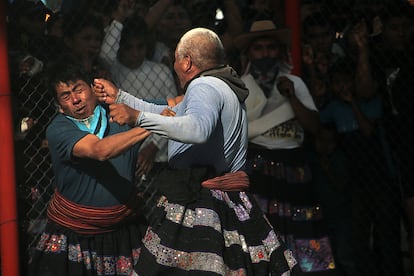 Dos hombres se enfrentan a puño limpio durante la Pelea de xochimilcas,en Zitlala, Guerrero