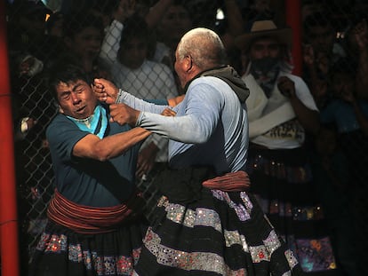 Dos hombres se enfrentan a puño limpio durante la Pelea de xochimilcas, en Zitlala (México), el 21 de febrero de 2023.