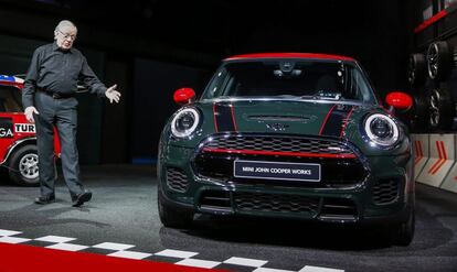 El ganador en 1967 del rally de Monte Carlo, Rauno Aaltonen (i) presenta el Mini Cooper S en el Salón Internacional del Automóvil de Norteamérica (NAIAS).