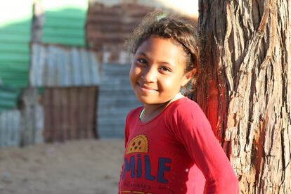 María del Carmen Benavides Oliver tiene 11 años y llegó de Colombia a Venezuela hace cinco meses. Desde entonces, vive con su familia en la Comunidad Simón Bolívar, un barrio en las afueras de Maicao (La Guajira), en el que comparte espacio con otros migrantes, pero también oriundos y colombianos retornados desde Venezuela. La frontera entre ambos países dista apenas una decena de kilómetros de este barrio informal. Unas 300 familias viven desde hace ocho años entre las callejuelas de arena flanqueadas por basura y chabolas del asentamiento. Una de las hermanas de María del Carmen tuvo que quedarse con una tía en Villa Baralt (Venezuela). "No hay 'cobre' para traerla", resume la niña, encogida entre hombros. Ahora que no va a la escuela, ocupa el tiempo haciendo "tartas de arena" y bordando mantas. Sin embargo, le gustaría volver a las aulas y sueña con llegar a ser doctora de mayor.
