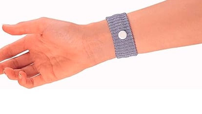 Pulsera antimareo sobre fondo blanco