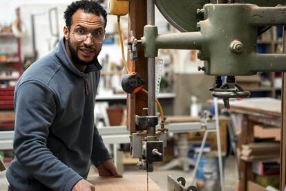 Khalid, marroquí de 36 años, llegó a España en los bajos de un camión hace 20 años y hoy es propietario de una carpintería en Madrid tras estudiar en la Unidad de Formación e Inserción Laboral (Ufil) Puerta Bonita de Carabanchel.