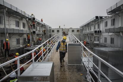 Los trabajos de construcción continúan este domingo. Este lunes, el alcalde de Wuhan entregará la llave del hospital a las autoridades chinas.