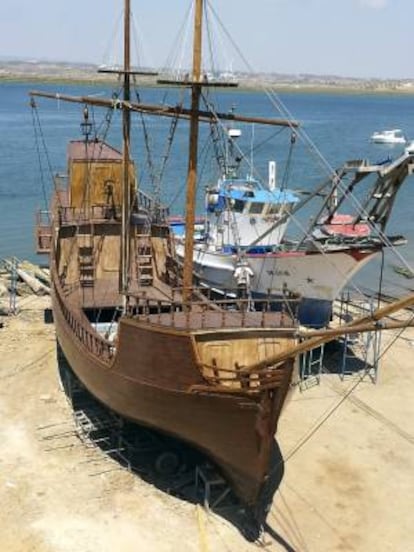 El antiguo atunero de 1927 convertido en un galeón pirata a imagen de "La Perla Negra", el mítico barco creado por Gore Verbinski para "Piratas del Caribe", cuyo proyecto ha sido realizado en un astillero de Ayamonte (Huelva) por encargo de un parque temático de Albufeira (Portugal).