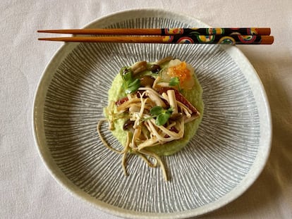 Salmonete sobre nabo daikon y edamame.