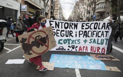 Professors, pares i alumnes del CEIP Buró protesten per la contaminació.