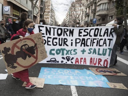 Professors, pares i alumnes del CEIP Buró protesten per la contaminació.