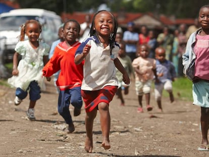 Unos niños juegan en los alrededores de una iglesia en Nairobi, en Kenia, el 16 de diciembre de 2009. 